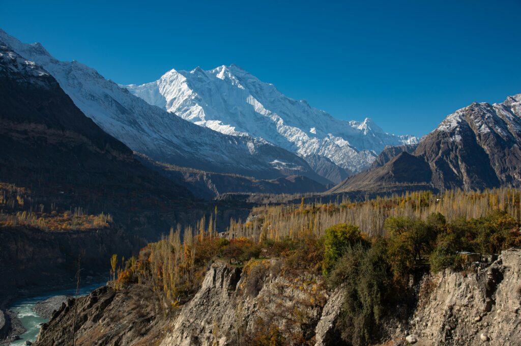 Valle de Hunza en Pakistán con montañas, ríos y paisajes naturales, un destino ideal para vacaciones familiares.