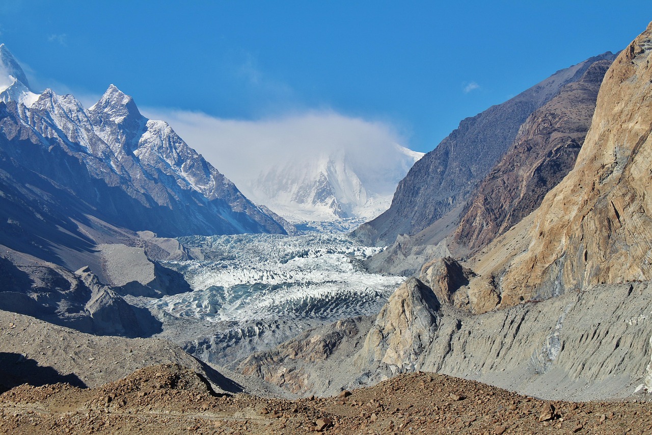Valle de Hunza con montañas nevadas y paisajes naturales de Pakistán