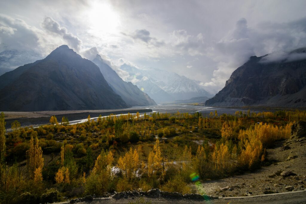 Paisaje turístico de Pakistán con montañas, lagos y naturaleza, ideal para vacaciones familiares en Pakistán.