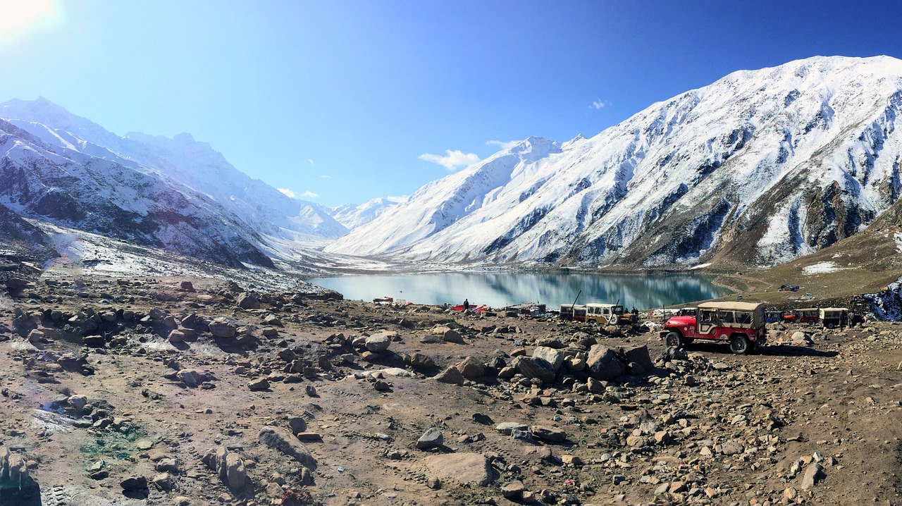 Lago Saif ul Malook rodeado de montañas en el norte de Pakistán