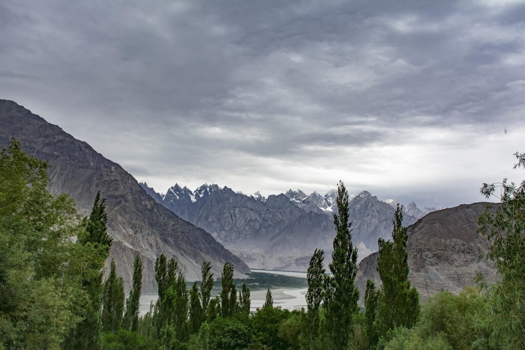 Skardu con paisajes montañosos, lagos y belleza natural del norte de Pakistán