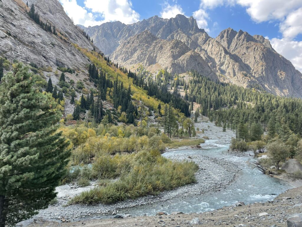 Valle de Swat en Pakistán con ríos, montañas verdes y paisajes naturales, ideal para turismo familiar.