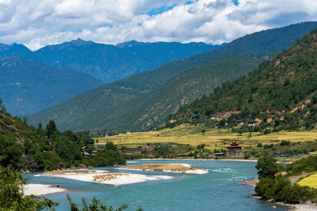Lago turquesa del Valle de Fander rodeado de montañas en Pakistán