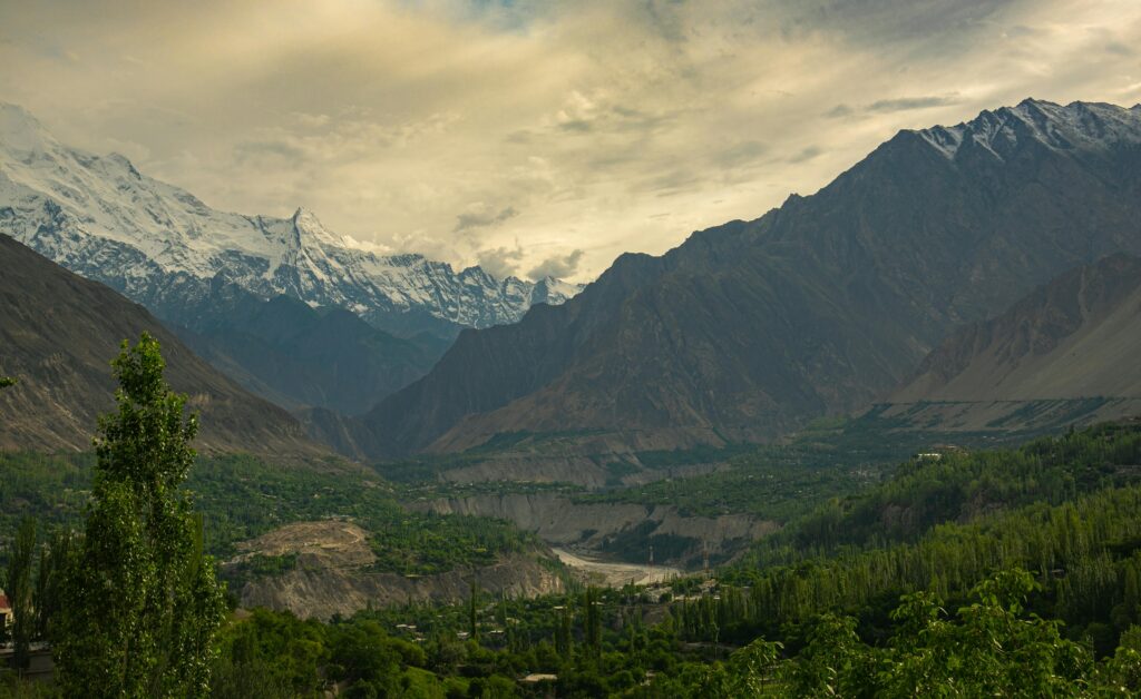 Hermoso valle de Swat rodeado de montañas y paisajes verdes en Pakistán