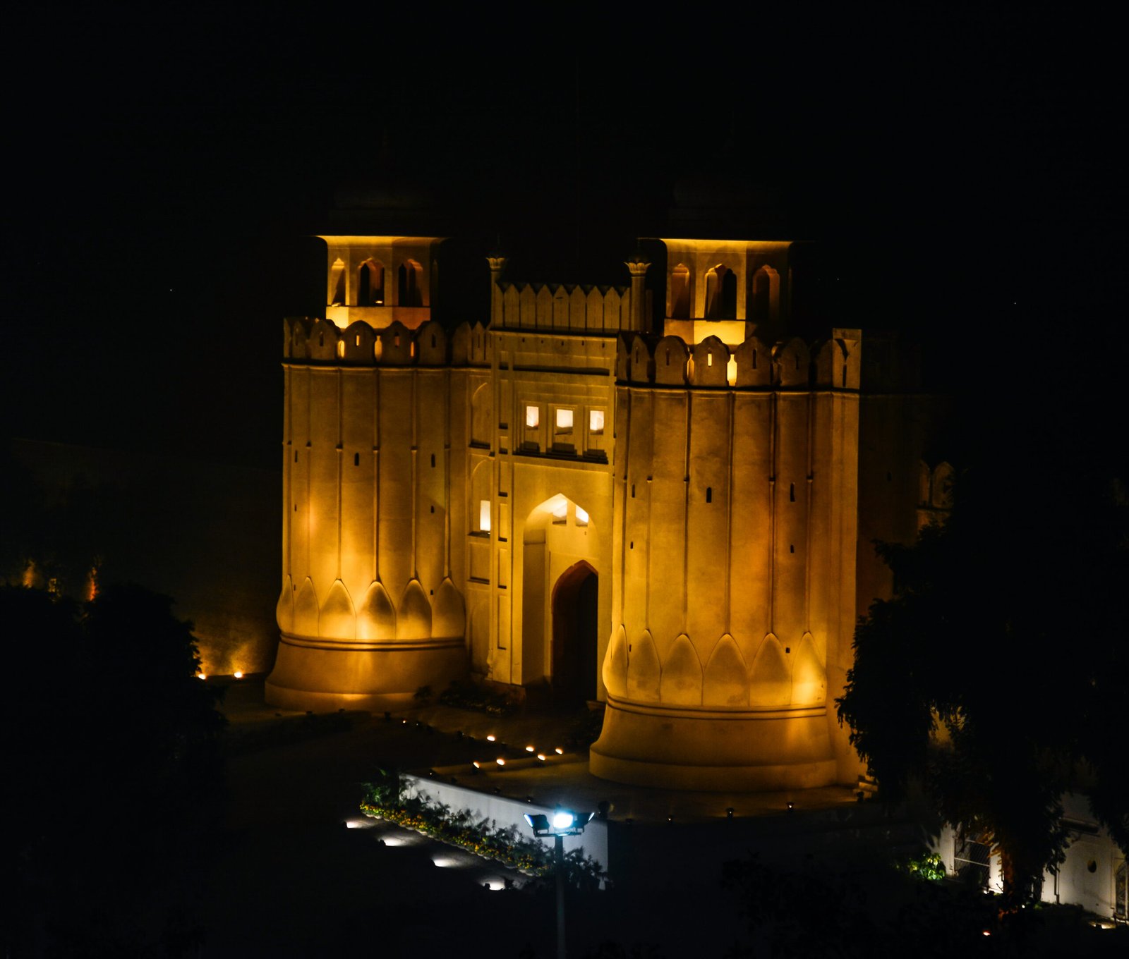 Historical Forts in Pakistan — the Alamgiri Gate entrance to Lahore Fort at night