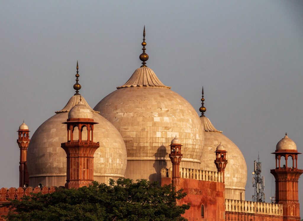 Top Tourist Places in Lahore – Badshahi Mosque Mughal architecture landmark in Lahore Pakistan