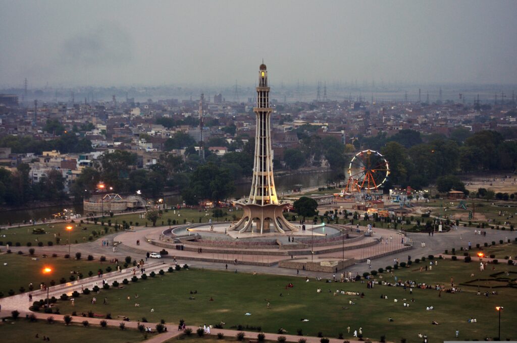 Top Tourist Places in Lahore – Minar-e-Pakistan national monument Iqbal Park Lahore